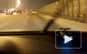 Из-за скользкой дороги на КАД "раскидало" четыре легковушки