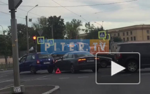 Водители встали в пробку на улице Ленсовета из-за ДТП на трамвайных путях