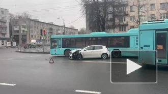 Автобус врезался в легковушку на перекрестке Ланского шоссе и Новосибирской улицы