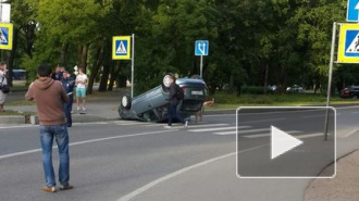 Иномарка "припарковалась" на крыше на пешеходном переходе Крестовского острова