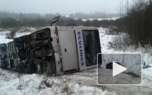 Под Псковом перевернулся автобус с петербуржцами: видео с места ДТП