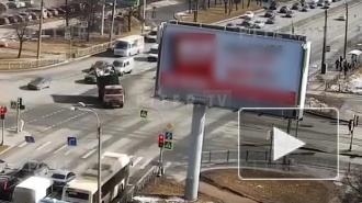 Видео: мусоровоз опрокинулся на улице Типанова