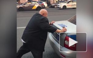 Шоумен Стас Барецкий врезался в машину ДПС в центре Петербурга 