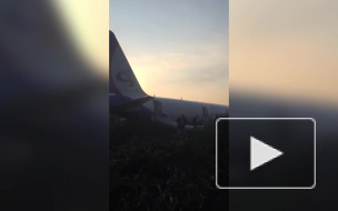 Видео: в Подмосковье у самолета загорелся двигатель, пилоты совершили экстренную посадку  