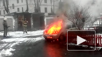 Снег и пламя: горящая машина в Асбесте попала на видео