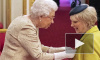 Королева Елизавета II впервые за 10 лет вручила награды в перчатках
