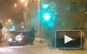 На Кондратьевском проспекте автомобиль врезался в светофор из-за скользких рельс