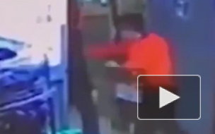Видео: В московском супермаркете кассир убил посетителя из-за банки кофе