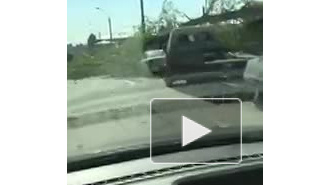 Появилось видео упавшего дерева на машину и проезжую часть в Петербурге