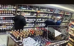 Видео: мужчины похитили две бутылки водки из магазина на Тореза