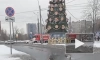 Пожарные водили хоровод вокруг елки на проспекте Большевиков