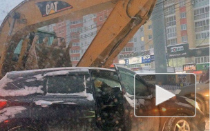 В Новосибирске экскаватор "приласкал" ковшом иномарку