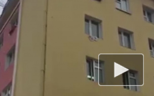 "Никто не помог": В Якутске мужчина с красной тряпкой выпал из окна 