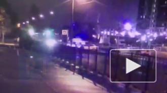 В Калининском районе легковушка с детьми в салоне не уступила дорогу мчащейся полицейской машине