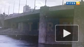 В Неве спустя 10 дней поисков нашли тело парня, упавшего с Володарского моста