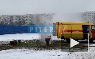 На проспекте Большевиков в четвертый раз прорвало трубу 