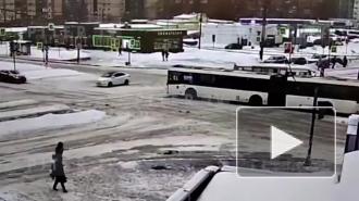 Трамваи до станции метро "Автово" встали из-за ДТП