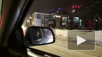 Пассажиры чудом выпрыгнули из маршрутки, попавшей в ДТП