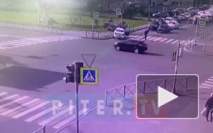 В результате аварии на Гражданском проспекте перевернулся каршеринг