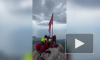 В Крыму спасатели водрузили копию знамени Победы на вершину Ай-Петри