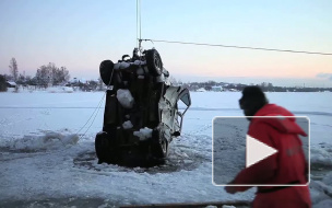 "УАЗ" СУТКИ ПОДНИМАЛИ ИЗ НЕВЫ