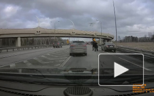 Мужчины с ребенком пытались остановить автомобили на КАД