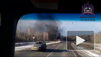 Видео: под Красноярском после ДТП сгорела фура