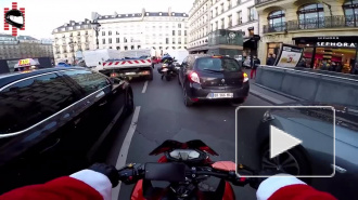 В Париже Санта-Клаус на мотоцикле устроил погоню за нарушительницей