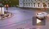 В центре Петербурга иномарка "пролетела" на красный свет и врезалась в такси 