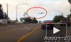 Видео из США: Самолет совершил экстренную посадку на шоссе и остановился на светофоре