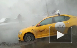 Машина ушла под землю из-за разлившегося кипятка на Гражданском