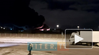 На Московском шоссе загорелся ангар на площади 12 тыс. кв. м