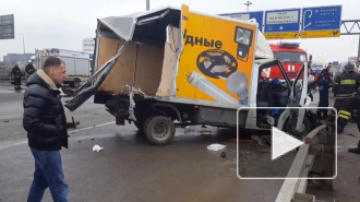 Страшное видео: в Москве трассу не поделили три фуры и легковушка