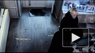 Видео: в салоне сотовой связи на Московском проспекте мужчина вырвал покупатель украл у продавца телефон