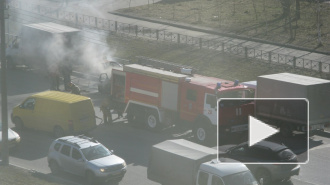 На проспекте Энтузиастов с трудом потушили "Волгу": пожарные заливали машину прямо на дороге