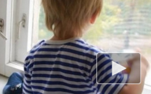 В Петербурге двухлетний ребенок выпал из окна, прислонившись к москитной сетке