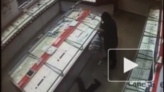 Украсть за 40 секунд: налетчики ограбили ювелирный магазин в Новосибирске и попали на видео