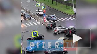 На перекрестке проспекта Стачек и улицы Зайцева столкнулись два автомобиля
