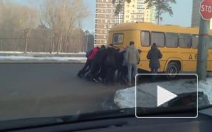 Школьникам из Перми пришлось самим толкать свой автобус