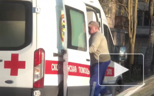 Видео: в Колпино водитель скорой ногами запинывал пьяного мужчину в машину 