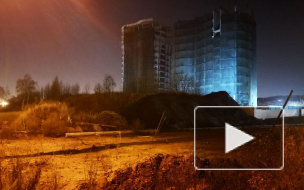 Заброшенную стройку на Дальневосточном проспекте внезапно затянули зеленой сеткой