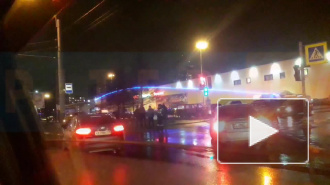В результате ДТП на Большевиков авто вынесло на остановку