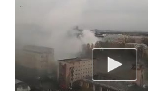В районе "Черной речки" пожарные тушили загоревшийся склад с бумагой