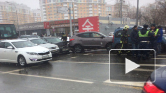 Появилось видео массового ДТП с 7 машинами на юге Москвы