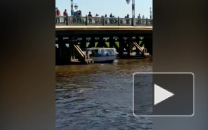 Летний теплоход не смог пройти под Иоанновским мостом в Петербурге