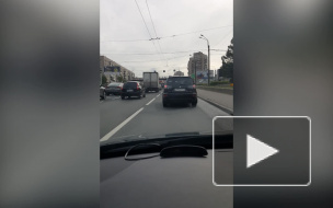 На перекрестке проспекта Славы и Белградской улицы мотоцикл столкнулся с такси
