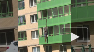 Видео: в Кудрово молодой экстремал выкользнул с балкона на улицу по шелковым покрывалам