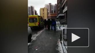 В Мурино неадекватный мужчина забросал парадную и улицу ворохом вещей