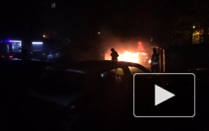 Видео: на улице Коммуны ночью сгорел автомобиль
