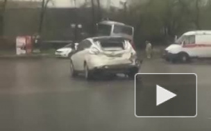 Автобус врезался в дерево после столкновения с иномаркой в Ростове‍